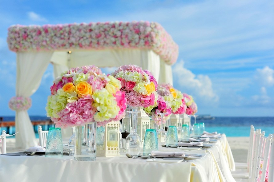 Planning a wedding becomes easy with these 10 tips.