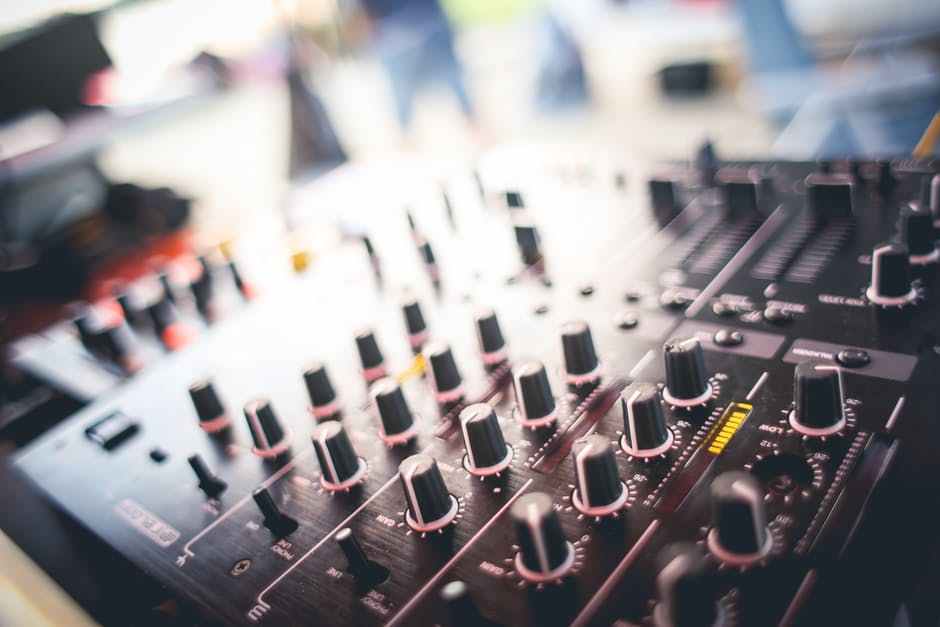 Here are 10 tips that will help you choose the right DJ for your event.